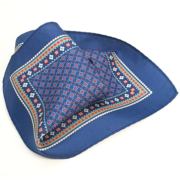 Lenço-azul-com-padrãso-em-vermelho-(2).jpg