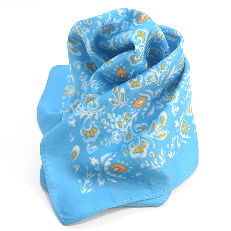 Lenço-azul-turquesa-com-padrão-branco-e-laranja-(2).jpg