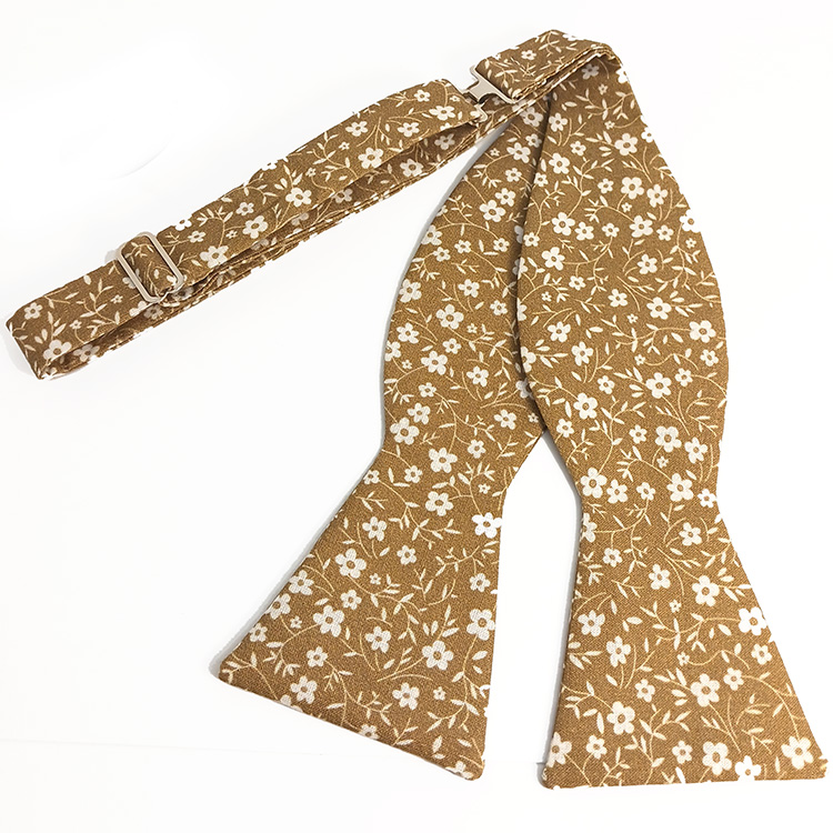 Selftie-bege-com-flores-brancas-(1).jpg